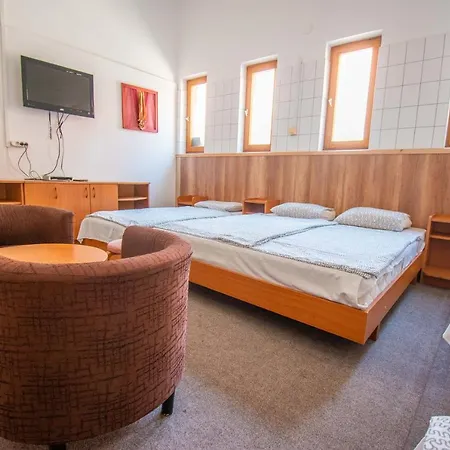 Beach Hostel Balatonboglar מלון דירות Balatonboglár