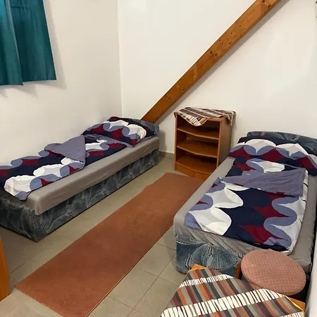 Beach Hostel Balatonboglar מלון דירות