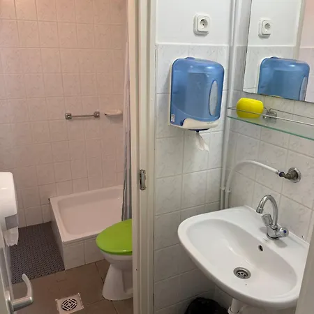 Beach Hostel Balatonboglar מלון דירות