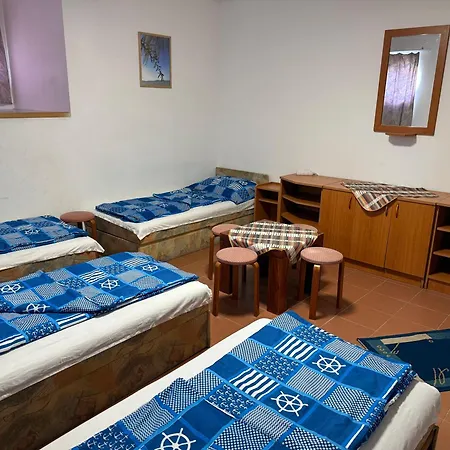 Beach Hostel Balatonboglar מלון דירות Balatonboglár