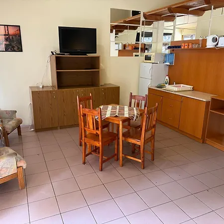 Beach Hostel Balatonboglar מלון דירות Balatonboglár